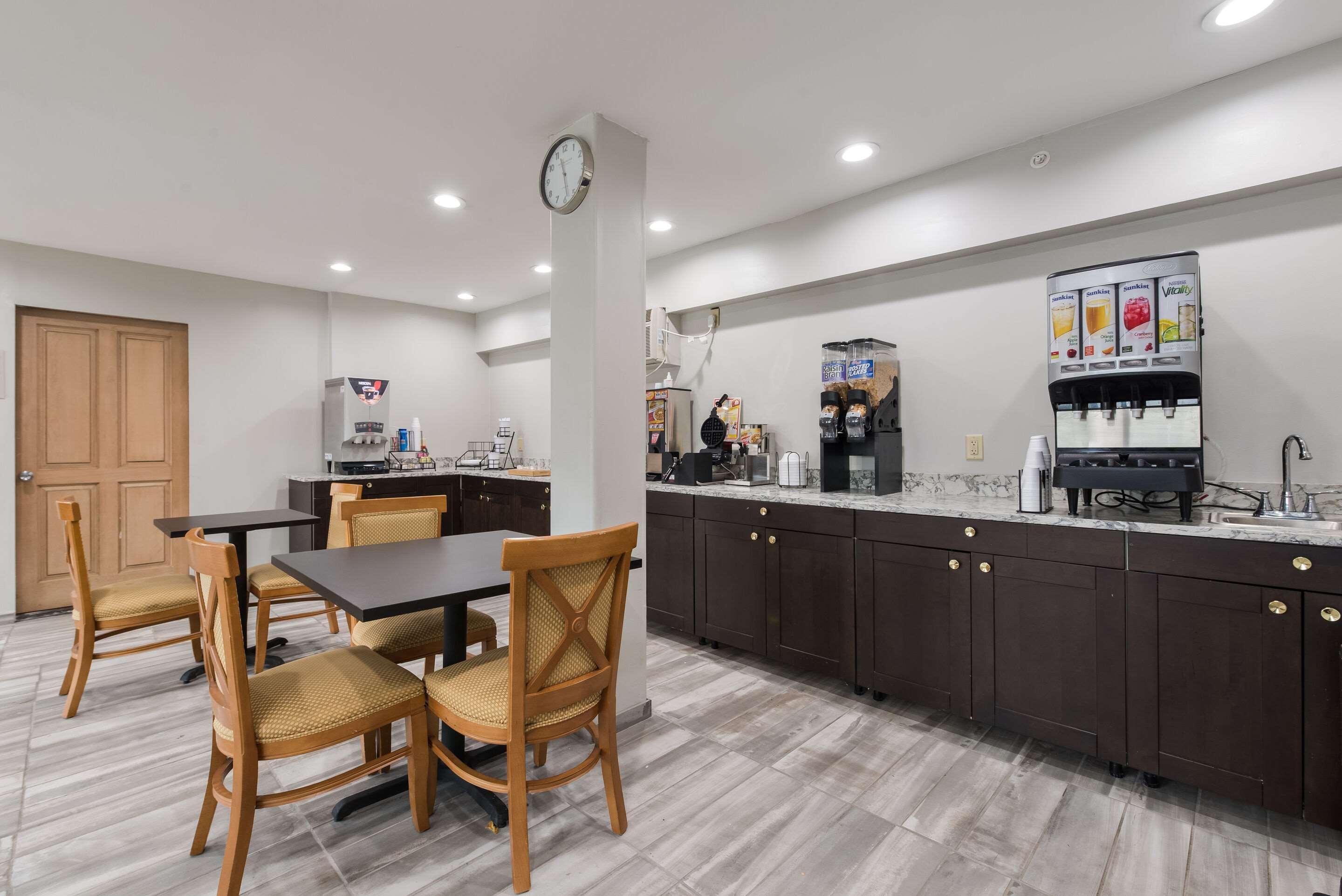 Hotel Econo &